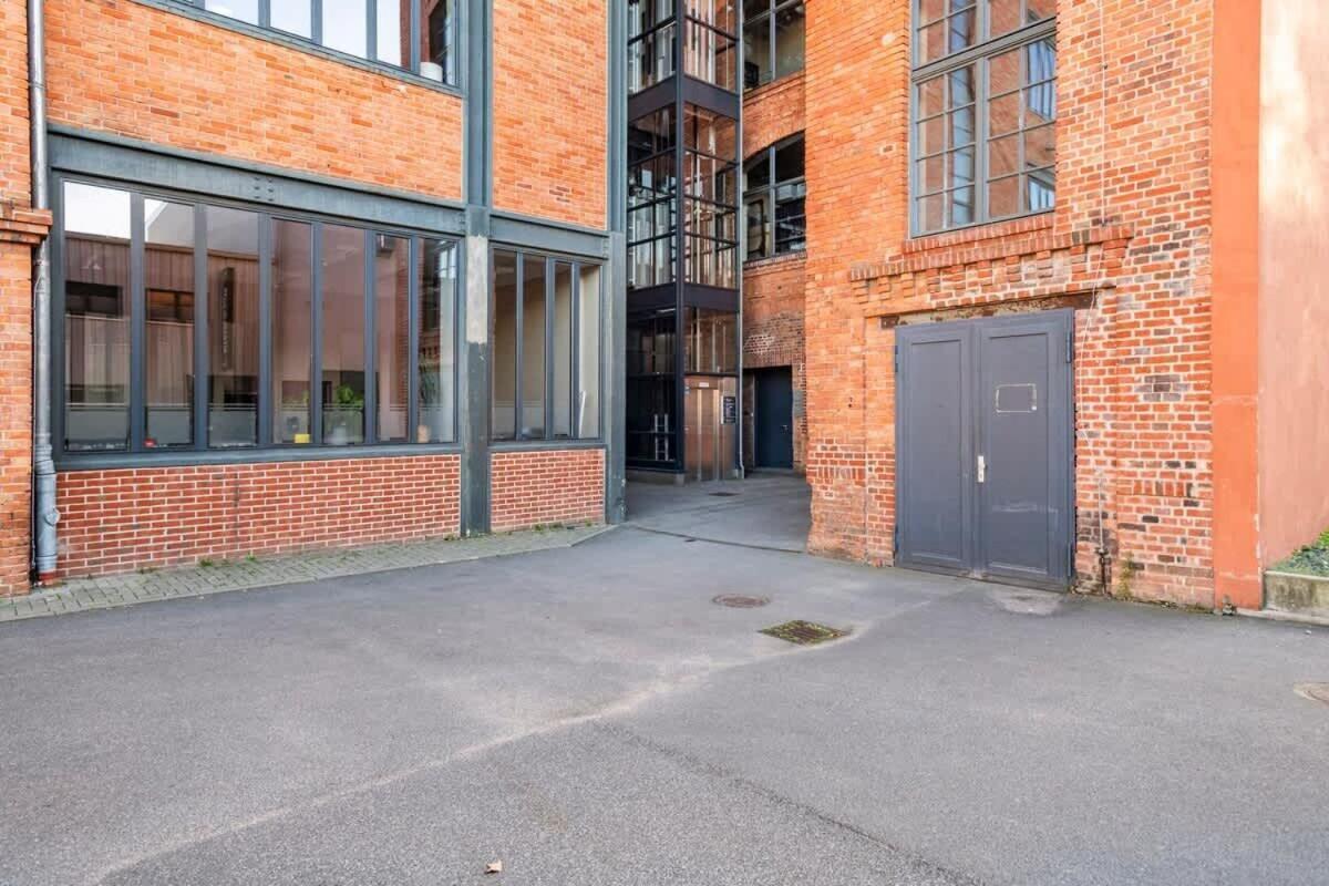 Loft & Artist In An Industrial Creative Hub *