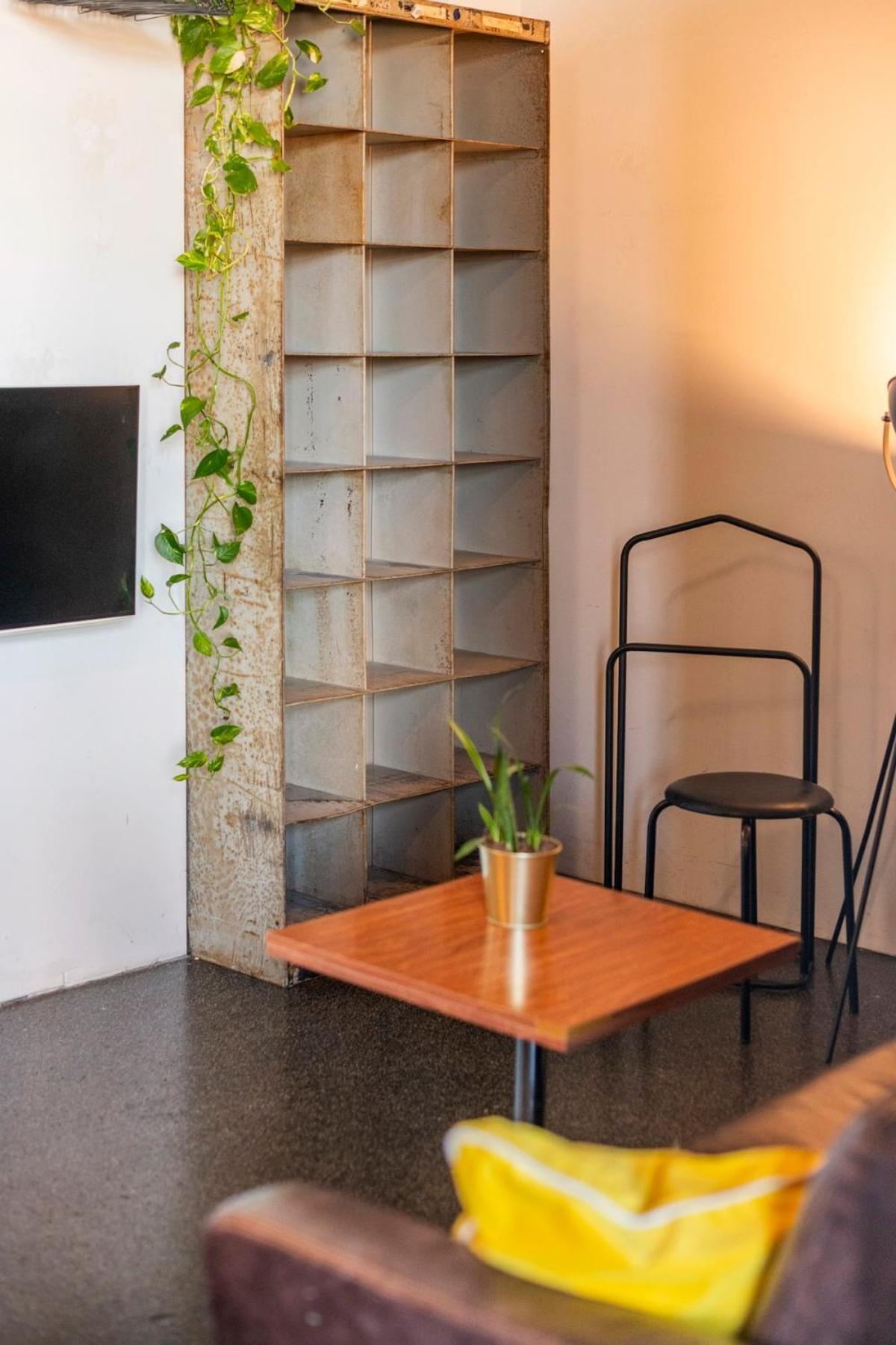 Loft & Artist In An Industrial Creative Hub *