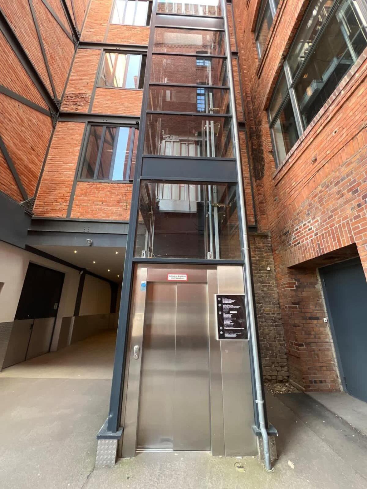 Apartment Loft & Artist In An Industrial Creative Hub *